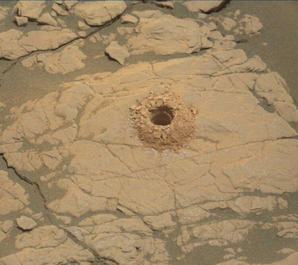 #фото | Аппарат «Кьюриосити» пробурил глиняную поверхность Марса