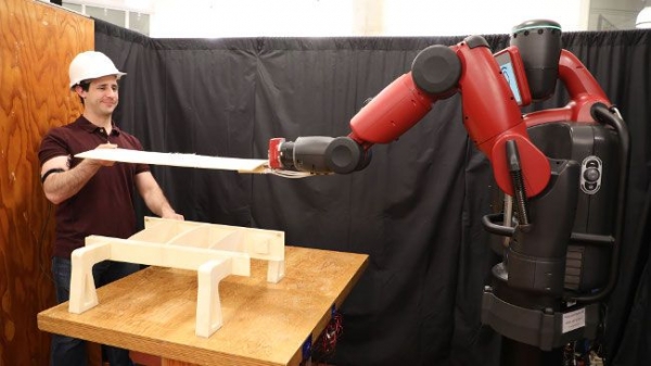 «RoboRaise» помогает поднимать вещи, изучая работу мышц человека (+видео)