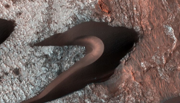 Еще одно отличие Марса от Земли — образование песчаных холмов происходит с разной скоростью